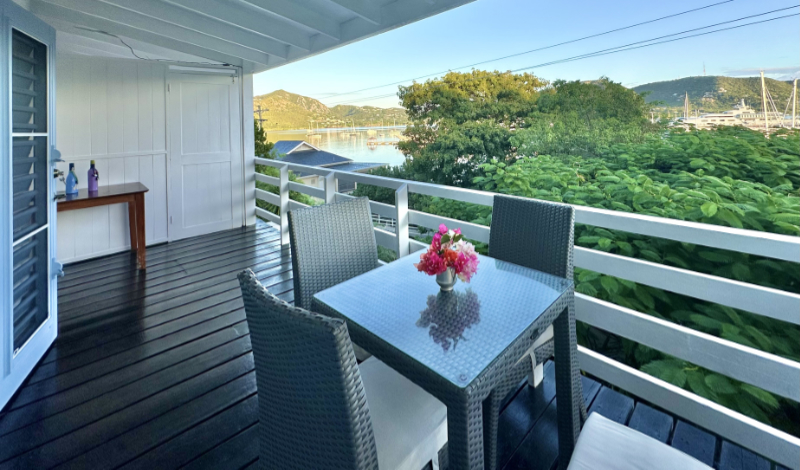 Paradise Properties - Falmouth Beach Apartment The Little Red Door (b1 - 2 Beds)